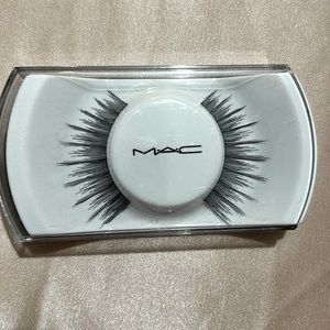 Mac False eyelashes! Style AA9?